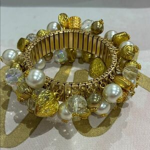 Elegant Gold and Pearl Stretch Bracelet